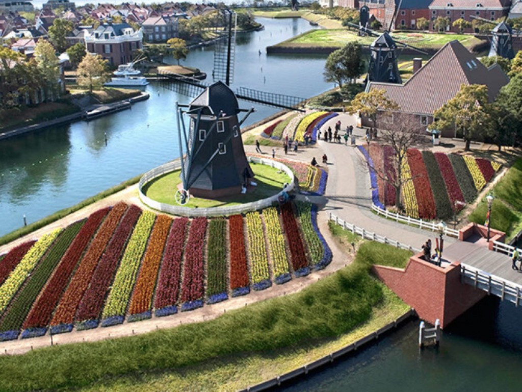 Day Trip to Huis Ten Bosch Theme Park from Hakata 0