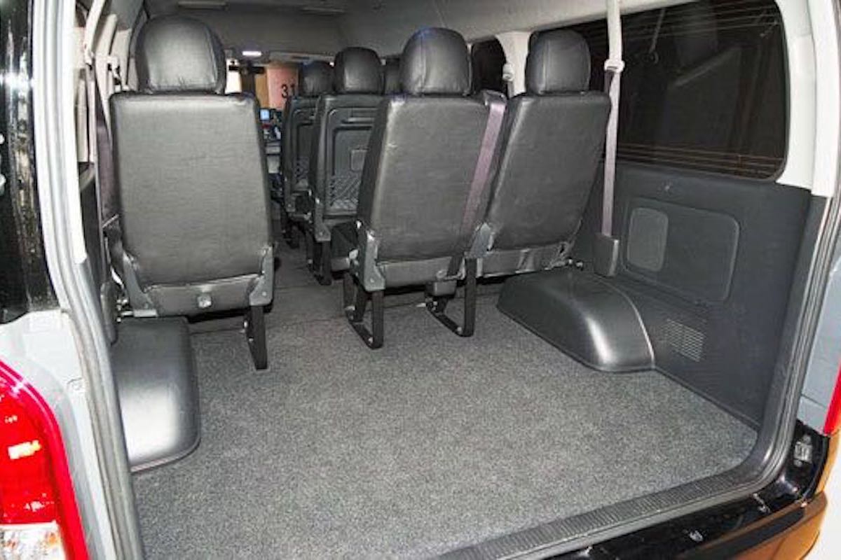 Toyota hiace сколько мест. Toyota Hiace 12 Seats. Средний ряд сидений Тойота Хайсе. Стол и стулья Тойота Хайс.