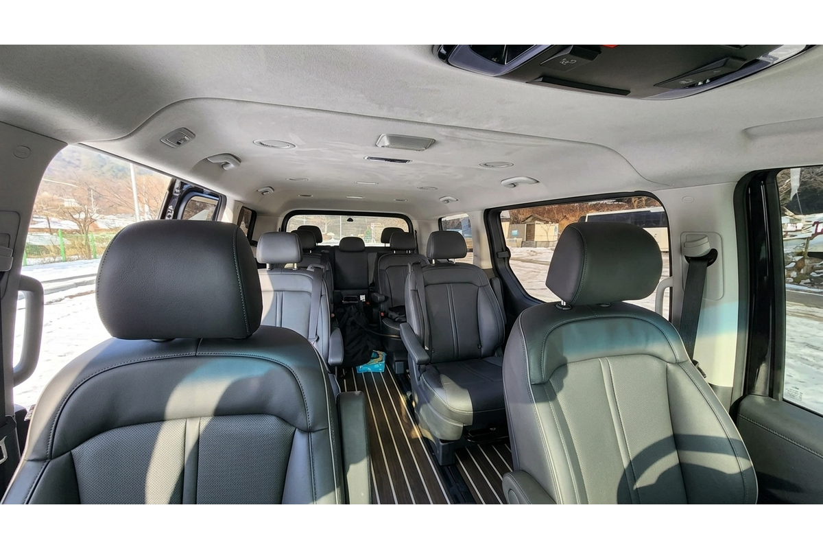 Private Daily Car Hire in Korea using Korea / Seoul 10 seaters Staria van  2