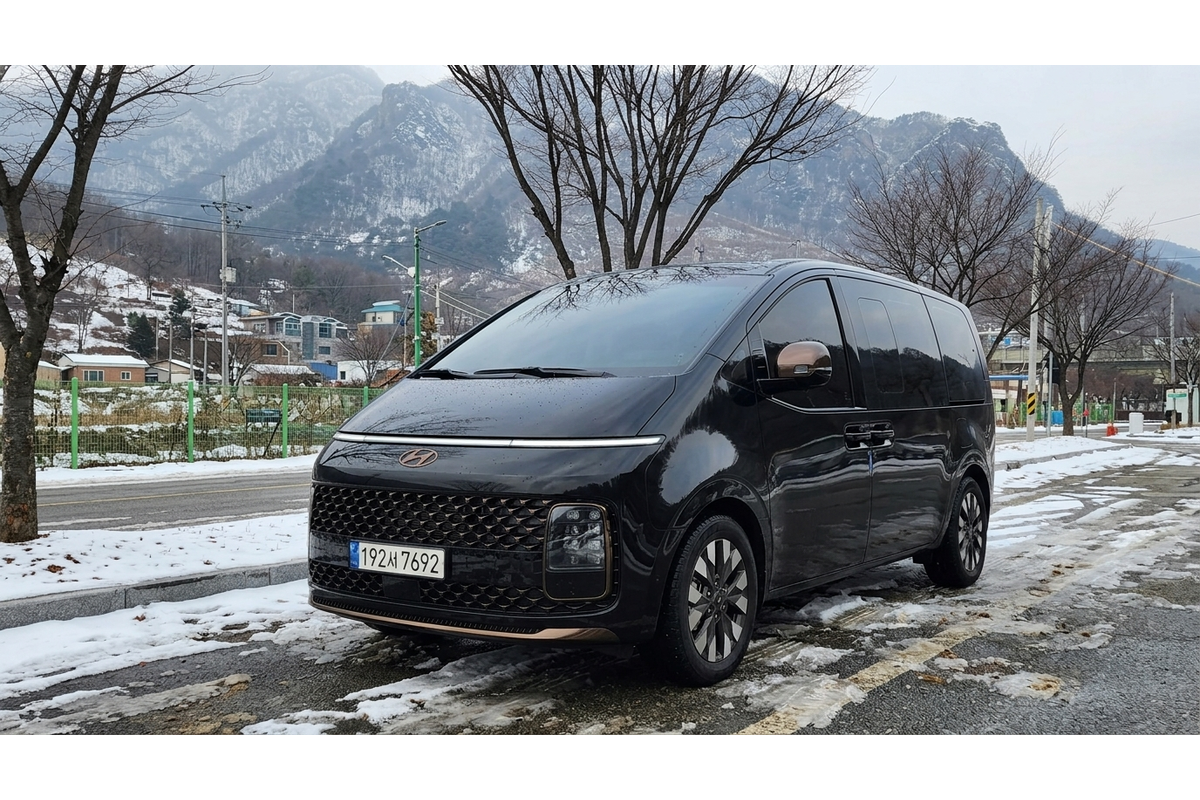 Private Daily Car Hire in Korea using Korea / Seoul 10 seaters Staria van  4